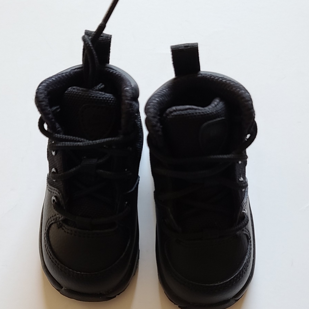 Nike Mania Black Size 4c